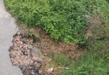 महुरैया गांव के पास सड़क पर बना बड़ा गड्ढा:राहगीरों में हादसे का डर, ग्रामीणों ने मरम्मत की मांग की