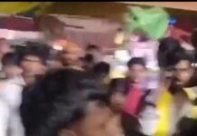 मेले में युवकों के दो गुटों में मारपीट का VIDEO:महराजगंज में लात-घूंसों से मची अफरा-तफरी, पुलिस ने विवाद शांत कराया