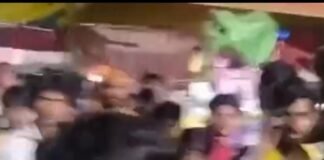 मेले में युवकों के दो गुटों में मारपीट का VIDEO:महराजगंज में लात-घूंसों से मची अफरा-तफरी, पुलिस ने विवाद शांत कराया