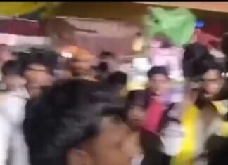 मेले में युवकों के दो गुटों में मारपीट का VIDEO:महराजगंज में लात-घूंसों से मची अफरा-तफरी, पुलिस ने विवाद शांत कराया