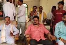 बाजार में जलभराव से व्यापारी परेशान, विधायक ने किया निरीक्षण:विधायक के सामने रखी समस्या, जल्द सड़क निर्माण का मिला आश्वासन