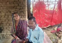 दिव्यांग का परिवार टूटी झोपड़ी में रहने को मजबूर:तीन बच्चों के साथ बदहाली में गुजर रही जिंदगी, सरकारी आवास का इंतजार
