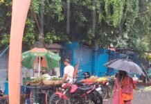 मल्हीपुर चौराहे पर 30 मिनट की बारिश से जलभराव:राहगीरों और दुकानदारों को हुई परेशानी,