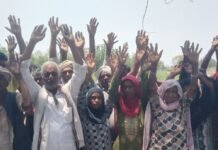 खाद के गड्ढे पर कब्जे को लेकर ग्रामीणों का प्रदर्शन:दबंग पर रात में ट्रैक्टर से जमीन जोतकर खेत में मिलाने का आरोप; डीएम से शिकायत, लेखपाल करेगा नाप