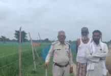 बलरामपुर में तेंदुए की दहशत बरकरार:गांवों में लगातार दिख रहे पगमार्क, रामनगर में लगा पिंजरा; रोज बांधा जा रहा बकरा