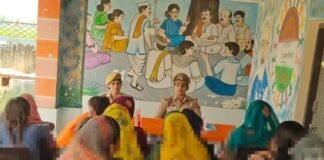 सोनौली पुलिस ने भगवानपुर में बहु-बेटी सम्मेलन किया:मिशन शक्ति फेज-5.0 के तहत महिलाओं को सुरक्षा व अधिकारों के प्रति जागरूक किया