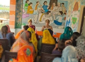 सोनौली पुलिस ने भगवानपुर में बहु-बेटी सम्मेलन किया:मिशन शक्ति फेज-5.0 के तहत महिलाओं को सुरक्षा व अधिकारों के प्रति जागरूक किया