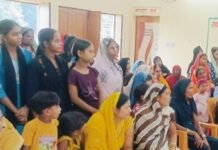 बेटियों को समझाया घर से भागने के खतरे:बलरामपुर में बहू-बेटी सम्मेलन में महिलाओं को बताए अधिकार