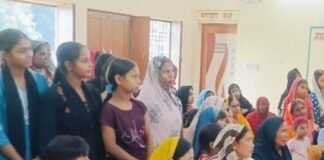 बेटियों को समझाया घर से भागने के खतरे:बलरामपुर में बहू-बेटी सम्मेलन में महिलाओं को बताए अधिकार