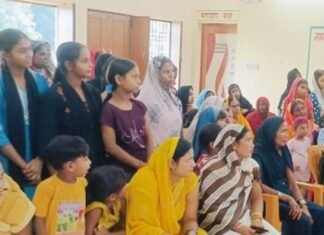 बेटियों को समझाया घर से भागने के खतरे:बलरामपुर में बहू-बेटी सम्मेलन में महिलाओं को बताए अधिकार