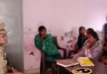 नौतनवा पुलिस ने हथियाहवा में बहु-बेटी सम्मेलन कर महिलाओं को:उप-निरीक्षक तनु दुबे ने सुरक्षा और हेल्पलाइन नंबरों की जानकारी दी