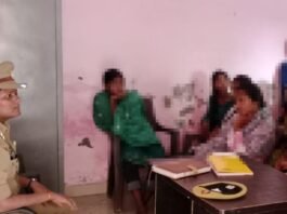 नौतनवा पुलिस ने हथियाहवा में बहु-बेटी सम्मेलन कर महिलाओं को:उप-निरीक्षक तनु दुबे ने सुरक्षा और हेल्पलाइन नंबरों की जानकारी दी