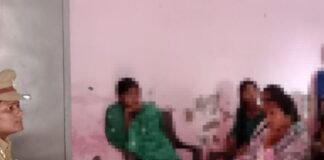 नौतनवा पुलिस ने हथियाहवा में बहु-बेटी सम्मेलन कर महिलाओं को:उप-निरीक्षक तनु दुबे ने सुरक्षा और हेल्पलाइन नंबरों की जानकारी दी