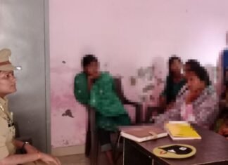 नौतनवा पुलिस ने हथियाहवा में बहु-बेटी सम्मेलन कर महिलाओं को:उप-निरीक्षक तनु दुबे ने सुरक्षा और हेल्पलाइन नंबरों की जानकारी दी