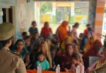 सोनौली पुलिस ने 'बहु-बेटी सम्मेलन' कर महिलाओं को जागरूक किया:भगवानपुर में सुरक्षा, हेल्पलाइन नंबर और अधिकारों के प्रति किया जागरूक, अपराधों से बचाव के उपाय भी बताए