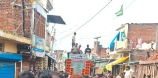 20 फीट ऊंची मटकी, युवाओं ने लगाए कई दांव:श्रावस्ती के नासिरगंज में जन्माष्टमी के बाद मचा उत्साह; विजेता को 1,100 रुपए का इनाम