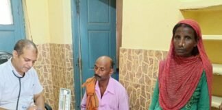 सिसवा पीएचसी में जन आरोग्य मेले में 30 मरीजों का:मौसमी बीमारियों के सबसे ज्यादा मरीज मिले, डॉक्टरों ने जांच कर दवाएं दीं