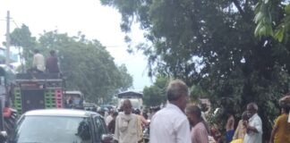 बस्ती में महादेवा चौराहे पर बाजार से बढ़ता जाम:ठेले से होता है अतिक्रमण, रविवार और गुरुवार को हालात ज्यादा खराब