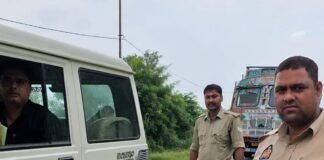 महराजगंज में जीएसटी जांच में टैक्स चोरी का मामला:फर्म मालिक से 2.45 लाख का अर्थदंड वसूला, पीवीसी पैनल लदा वाहन फरेंदा थाने में कराया गया खड़ा