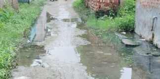 बरवा खुर्द में सड़क पर बह रहा गंदा पानी:कूड़ा-करकट से स्थिति खराब, ग्रामीण परेशान, बदबू और गंदगी से जीना मुहाल