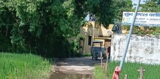 पीएचसी छावनी के मुख्य मार्ग पर जलजमाव, मरीजों को अस्पताल:जितियापुर के ग्रामीण बदल रहे रास्ता; महिलाएं, बच्चे और बुजुर्ग सबसे ज्यादा प्रभावित