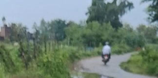 विशेश्वरगंज बाईपास पर जलभराव, गड्ढे में गिरने का खतरा:बस स्टॉप से श्रीनगर चौराहा मार्ग पर दोपहिया वाहन चालकों को परेशानी