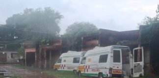 मल्हीपुर CHC की एंबुलेंस महीनों से खराब:परिसर में खा रही जंग; गर्भवती और गंभीर मरीजों की बढ़ी मुश्किल