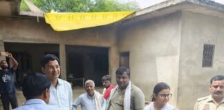 सुविकाबाबू गांव का ज्वाइंट मजिस्ट्रेट ने निरीक्षण किया:सरयू नदी का जलस्तर बढ़ने से ग्रामीणों में चिंता, सतर्क रहने के निर्देश