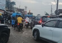 लक्ष्मणपुर चौराहे पर जाम का जाल:सड़क पर ऑटो-ठेले का कब्जा, एंबुलेंस फंसी तो खुली व्यवस्था की पोल