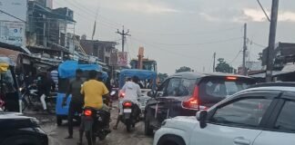 लक्ष्मणपुर चौराहे पर जाम का जाल:सड़क पर ऑटो-ठेले का कब्जा, एंबुलेंस फंसी तो खुली व्यवस्था की पोल