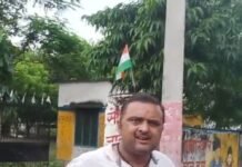 मिड-डे मील का राशन बेचने का आरोप:मास्टर बोरियां ले जाते पकड़े गए तो बोले- दूसरे गोदाम में रखवा रहे; 3 दिन बाद बाइक से स्कूल लौटा राशन