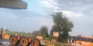 मझौवा दूबे में ट्रेलर फंसा, राष्ट्रीय राजमार्ग पर लगा जाम:छावनी थाना क्षेत्र में मोड़ते समय सड़क से नीचे उतरा; हाइड्रा से निकाला गया
