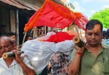 सिसवा में बेसहारा 65 वर्षीय महिला का निधन:भीग मांगकर भरती थी पेट; सभासद, वार्डवासियों ने किया अंतिम संस्कार