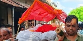 सिसवा में बेसहारा 65 वर्षीय महिला का निधन:भीग मांगकर भरती थी पेट; सभासद, वार्डवासियों ने किया अंतिम संस्कार