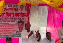 बंद स्कूल के गेट पर गूंजी ‘पाठशाला पुकारे’:सपा लोहिया वाहिनी ने उठाई स्कूल दोबारा खोलने की मांग, बोले- गांव के बच्चों का भविष्य प्रभावित