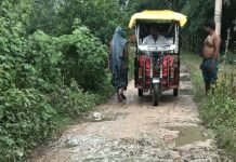 आंधी चौराहे की सड़क पर जलभराव:राहगीर और स्कूली बच्चे परेशान; शिकायतों के बाद भी नहीं हुआ समाधान