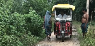 आंधी चौराहे की सड़क पर जलभराव:राहगीर और स्कूली बच्चे परेशान; शिकायतों के बाद भी नहीं हुआ समाधान