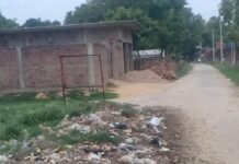 गुजरवारा में सड़क किनारे गंदगी और कचरा:दुर्गंध और मच्छरों से लोग परेशान, बीमारियों का खतरा; श्रावस्ती के सोनवा थाना क्षेत्र का मामला