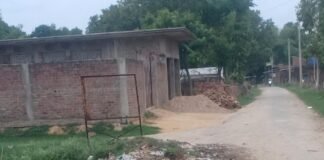 गुजरवारा में सड़क किनारे गंदगी और कचरा:दुर्गंध और मच्छरों से लोग परेशान, बीमारियों का खतरा; श्रावस्ती के सोनवा थाना क्षेत्र का मामला