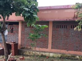 विधायक निधि से बने रैन बसेरा पर अवैध कब्जा:पुरखीपुर डिहवा में मरी माता स्थान पर हो रहा अवैध निर्माण, ग्रामीण नाराज