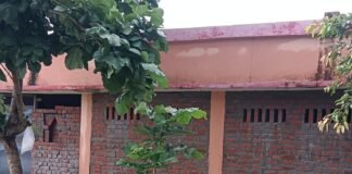 विधायक निधि से बने रैन बसेरा पर अवैध कब्जा:पुरखीपुर डिहवा में मरी माता स्थान पर हो रहा अवैध निर्माण, ग्रामीण नाराज
