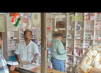 नौतनवा के अनन्या हॉस्पिटल के अवैध मेडिकल स्टोर पर छापा:संदिग्ध इंजेक्शन और दवाएं जब्त, संचालन पर रोक; जांच के लिए लैब भेजा जाएगा
