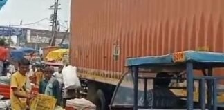 25 साल बाद अवैध सब्जी मंडी शिफ्ट:मिहिपुरवा रोड होगा अतिक्रमण मुक्त, एसडीएम की सख्ती के बाद आढ़तियों ने खाली किया रास्ता