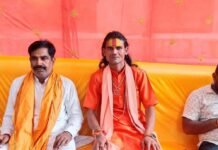 इकौना के सीता द्वार मंदिर में भंडारा:महंत संतोष दास तिवारी ने साधु-संतों और श्रद्धालुओं को कराया भोजन