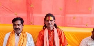 इकौना के सीता द्वार मंदिर में भंडारा:महंत संतोष दास तिवारी ने साधु-संतों और श्रद्धालुओं को कराया भोजन