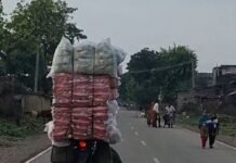 जमुनहा में ओवरलोड बाइकों से हादसे का खतरा:तेज रफ्तार से राज्य मार्ग पर दौड़ रही; पुलिस बेखबर