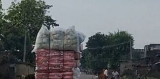 जमुनहा में ओवरलोड बाइकों से हादसे का खतरा:तेज रफ्तार से राज्य मार्ग पर दौड़ रही; पुलिस बेखबर