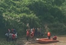 नदी में कूदा छात्र 20 घंटे बाद भी लापता:महराजगंज में NDRF-SDRF और गोताखोरों की टीम तलाश में जुटी, परिवार का रो-रोकर बुरा हाल