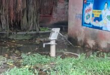 मल्हीपुर पुरानी सीएचसी परिसर का हैंडपंप जलभराव में डूबा:बारिश के पानी से घिरा, लोगों ने ऊंचीकरण की मांग की