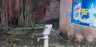मल्हीपुर पुरानी सीएचसी परिसर का हैंडपंप जलभराव में डूबा:बारिश के पानी से घिरा, लोगों ने ऊंचीकरण की मांग की